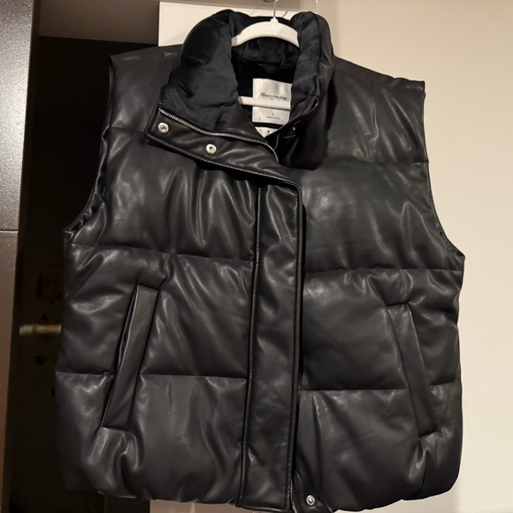 Abercrombie & Fitch Black Quilted Vest - Picture 1 of 3